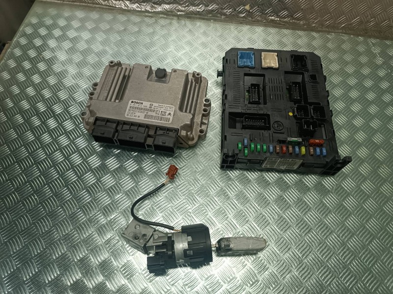Recambio de centralita motor uce para peugeot 307 berlina (s2) referencia OEM IAM 0281012985 9661940480 KIT - BOSCH