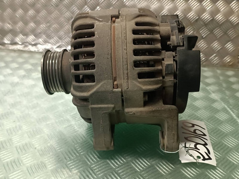 Recambio de alternador para opel zafira a referencia OEM IAM 55556067 0124425020 BOSCH