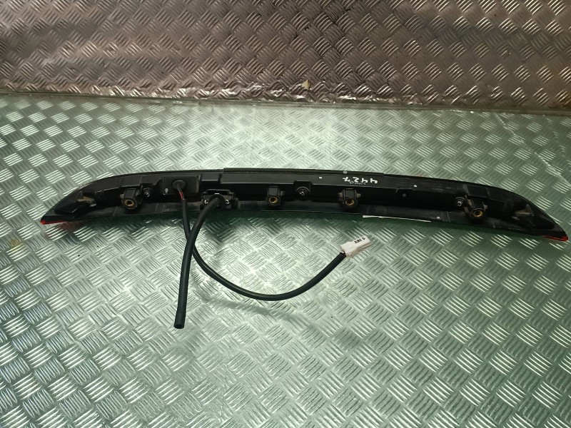 Recambio de luz central de freno para kia xceed referencia OEM IAM 92700J7300  