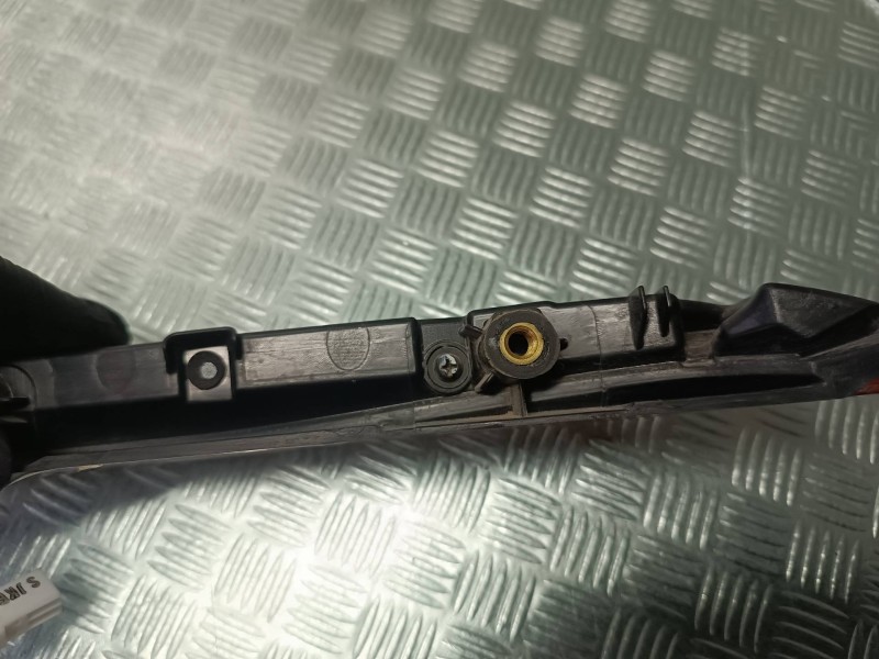 Recambio de luz central de freno para kia xceed referencia OEM IAM 92700J7300  