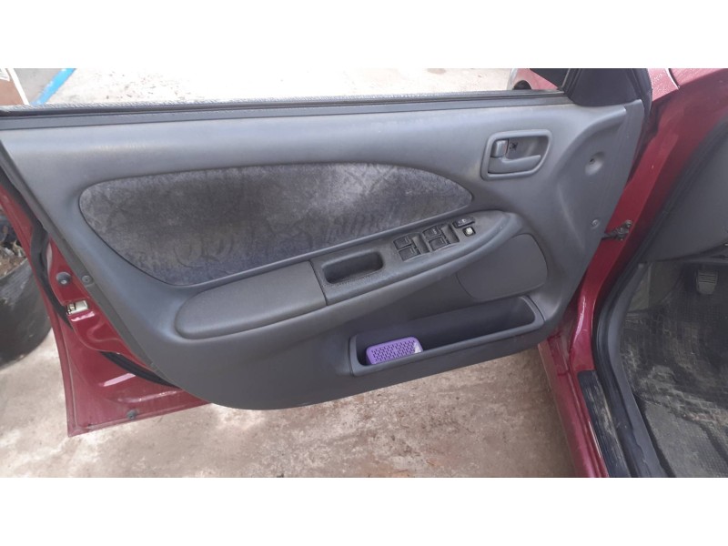 toyota avensis berlina (t 22) del año 1999