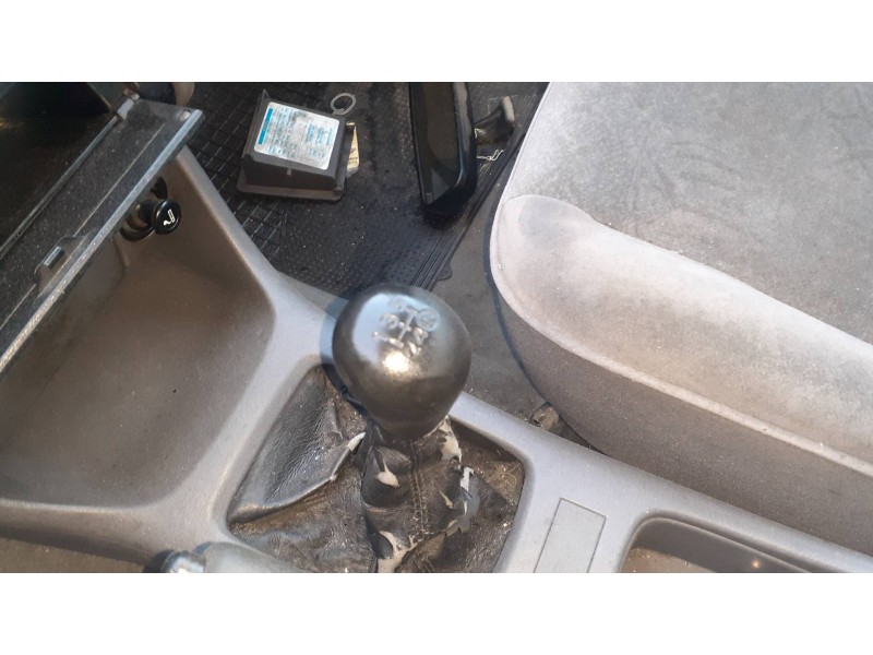 toyota avensis berlina (t 22) del año 1999