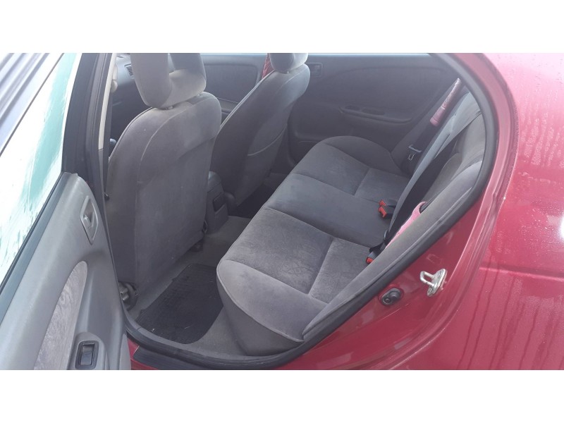 toyota avensis berlina (t 22) del año 1999