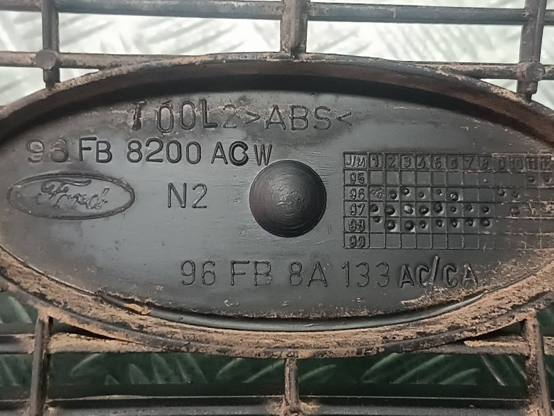 Recambio de rejilla delantera para ford fiesta berlina referencia OEM IAM 96FB8200ACW  96FB8A133AC