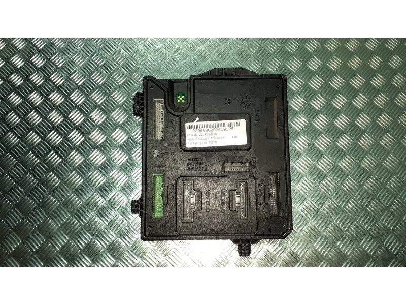Recambio de caja reles / fusibles para renault megane iii berlina 5 p referencia OEM IAM 284B17288R A2C53284890 BCM 95