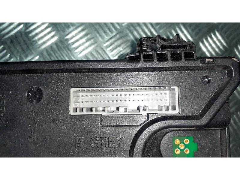 Recambio de caja reles / fusibles para renault megane iii berlina 5 p referencia OEM IAM 284B17288R A2C53284890 BCM 95
