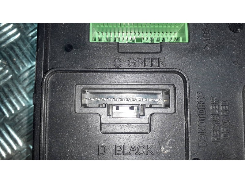 Recambio de caja reles / fusibles para renault megane iii berlina 5 p referencia OEM IAM 284B17288R A2C53284890 BCM 95