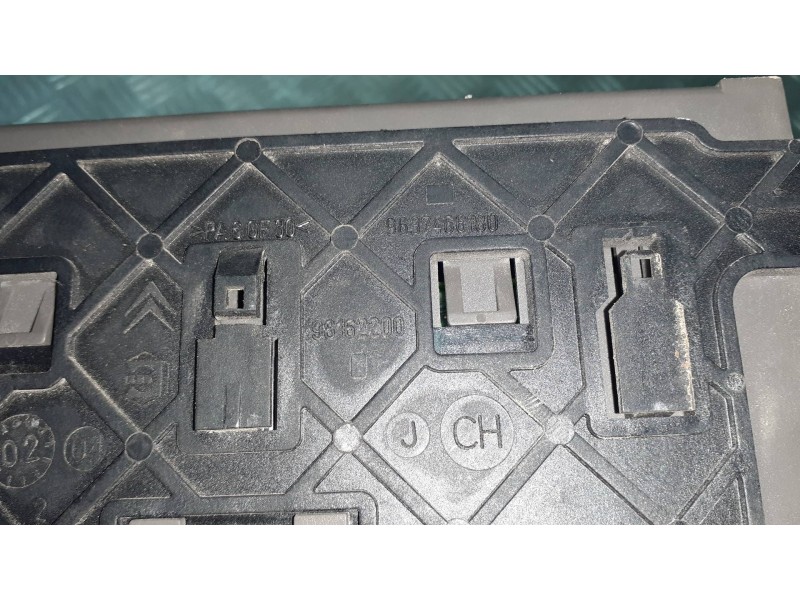 Recambio de caja reles / fusibles para citroen c5 berlina referencia OEM IAM 9647448280 9637466180 BSI T0400