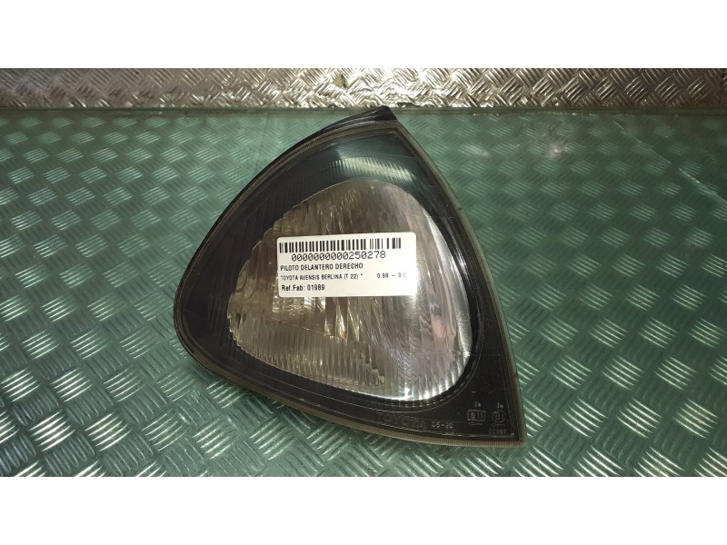 Recambio de piloto delantero derecho para toyota avensis berlina (t 22) referencia OEM IAM 01989  
