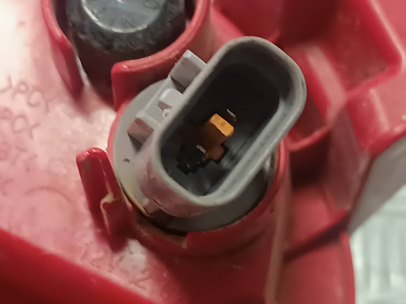 Recambio de faro antiniebla trasero izquierdo para kia xceed referencia OEM IAM 92405J7300  CONECTOR 2 PINES