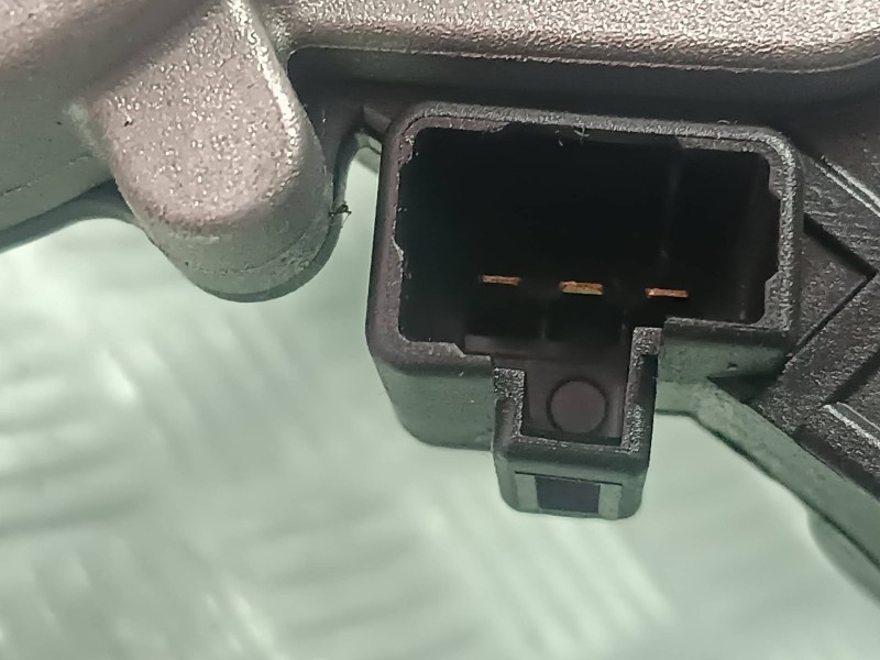 Recambio de motor limpia trasero para kia xceed referencia OEM IAM 98700J7800 0390205122 CONECTOR 3 PINES