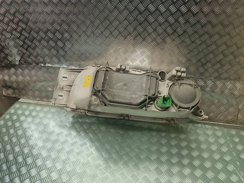 Recambio de faro derecho para ford fiesta berlina referencia OEM IAM 96FG13005AG 0301049202 BOSCH