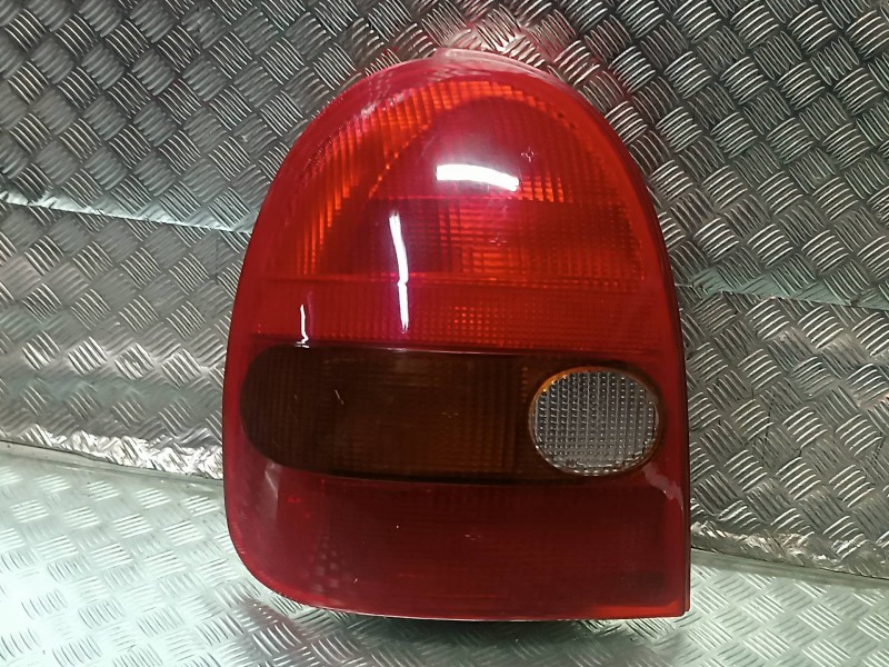 Recambio de piloto trasero izquierdo para opel corsa b referencia OEM IAM 115030B  