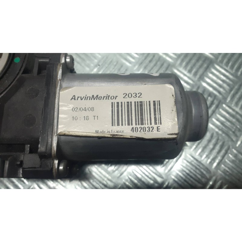 Recambio de motor elevalunas delantero derecho para nissan qashqai (j10) referencia OEM IAM 402032E  CONECTOR 2 PINES