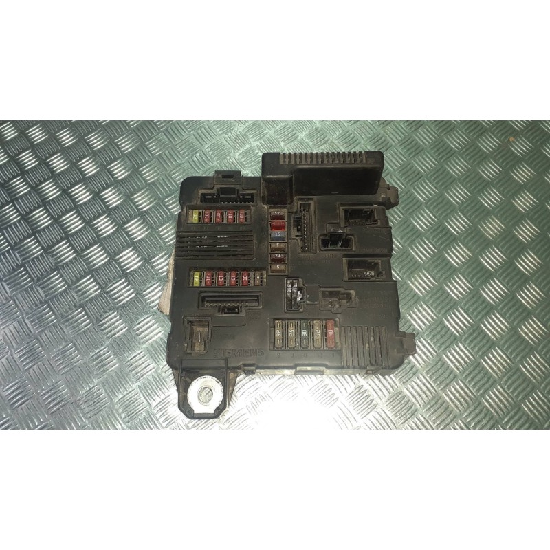 Recambio de caja reles / fusibles para renault megane ii classic berlina referencia OEM IAM 8200306033A S118399300J SIEMENS