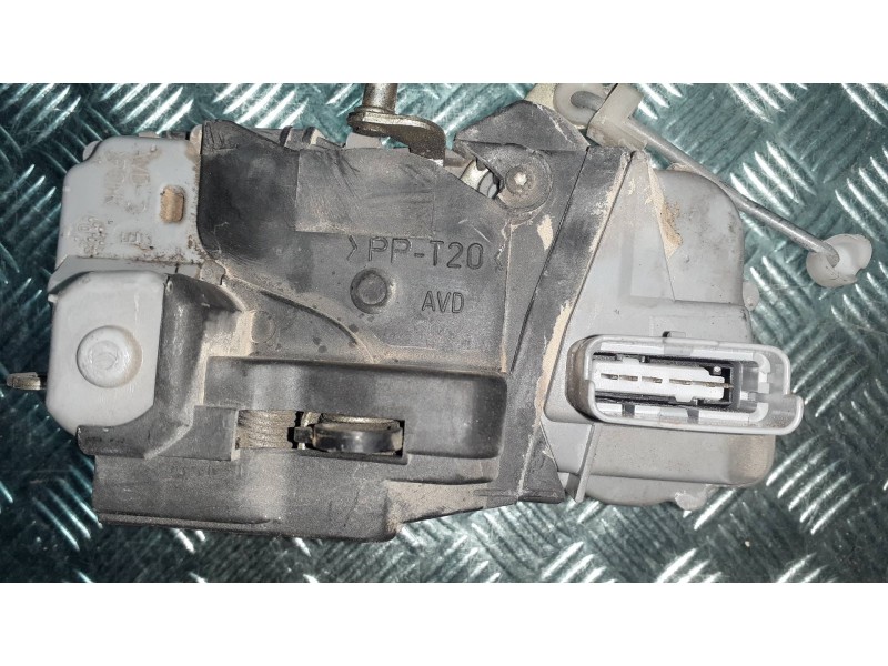 Recambio de cerradura puerta delantera derecha para citroen xsara picasso 2.0 hdi sx referencia OEM IAM   