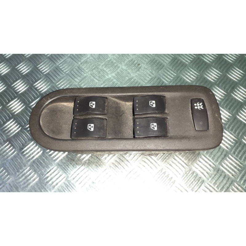 Recambio de mando elevalunas delantero izquierdo para renault megane ii classic berlina referencia OEM IAM 156018070  