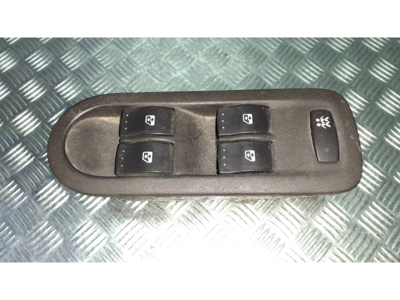 Recambio de mando elevalunas delantero izquierdo para renault megane ii classic berlina referencia OEM IAM 156018070  