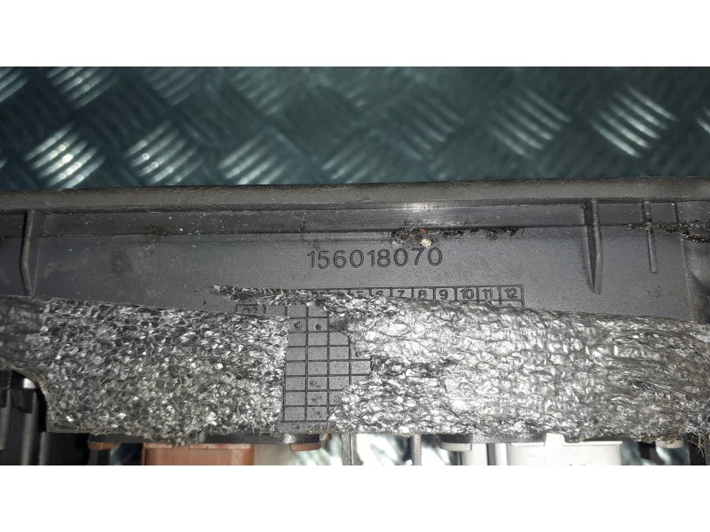 Recambio de mando elevalunas delantero izquierdo para renault megane ii classic berlina referencia OEM IAM 156018070  