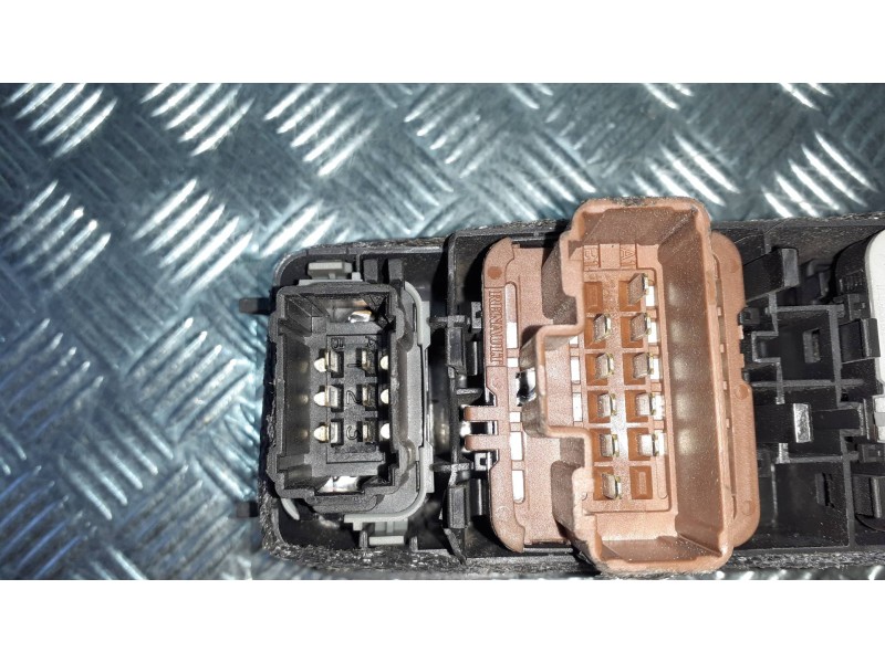 Recambio de mando elevalunas delantero izquierdo para renault megane ii classic berlina referencia OEM IAM 156018070  