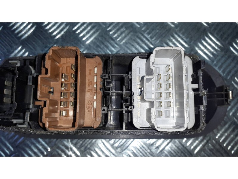 Recambio de mando elevalunas delantero izquierdo para renault megane ii classic berlina referencia OEM IAM 156018070  