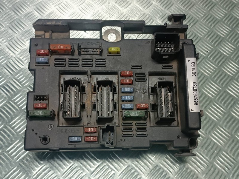 Recambio de caja reles / fusibles para peugeot 206 berlina xs referencia OEM IAM 9657608780  
