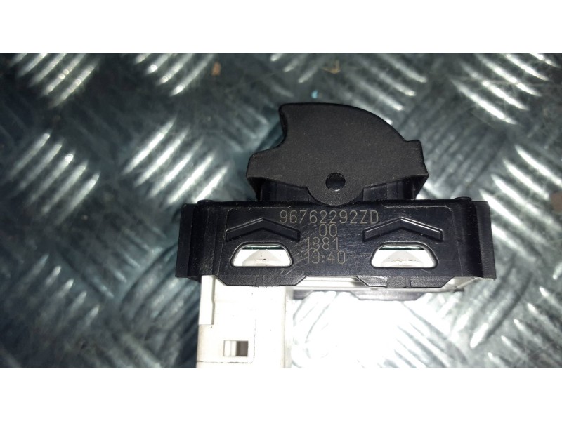 Recambio de mando elevalunas trasero izquierdo para peugeot 308 referencia OEM IAM 96762292ZD  