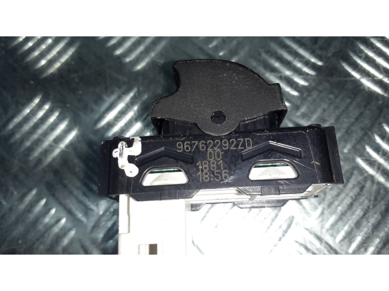Recambio de mando elevalunas trasero derecho para peugeot 308 referencia OEM IAM 96762292ZD  