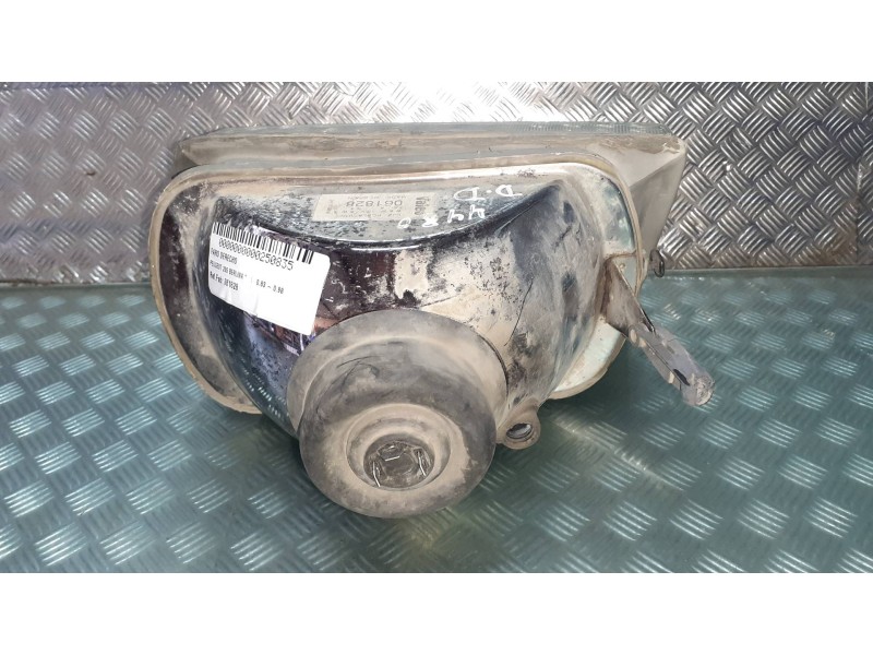 Recambio de faro derecho para peugeot 205 berlina referencia OEM IAM 061828  VALEO