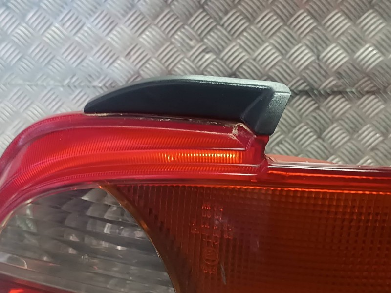 Recambio de piloto trasero derecho para toyota avensis berlina (t 22) referencia OEM IAM 2327  VALEO