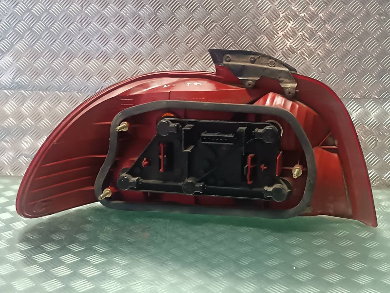 Recambio de piloto trasero derecho para toyota avensis berlina (t 22) referencia OEM IAM 2327  VALEO