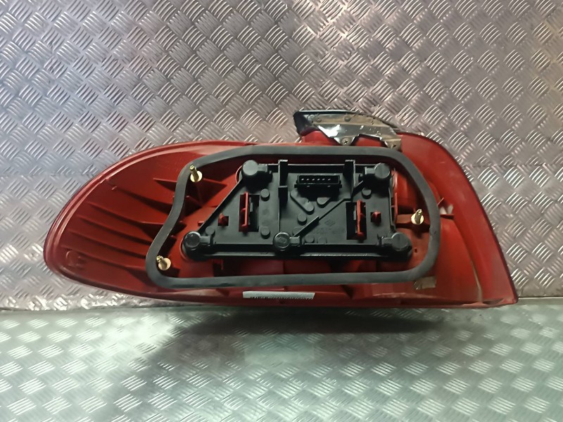 Recambio de piloto trasero derecho para toyota avensis berlina (t 22) referencia OEM IAM 2327  VALEO