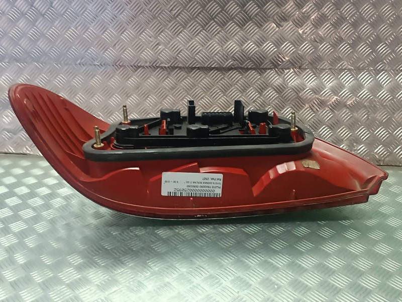 Recambio de piloto trasero derecho para toyota avensis berlina (t 22) referencia OEM IAM 2327  VALEO