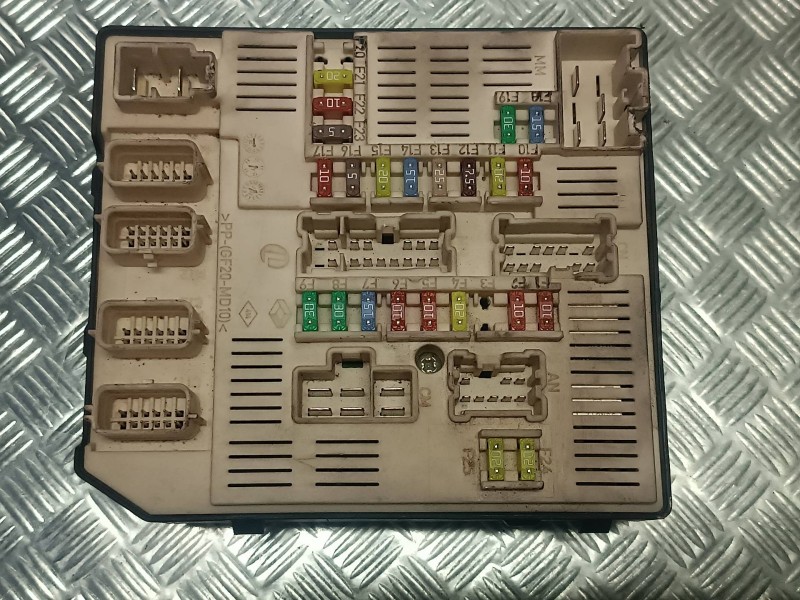 Recambio de caja reles / fusibles para renault megane iii berlina 5 p referencia OEM IAM 284B68372R P3USMBD95L1 