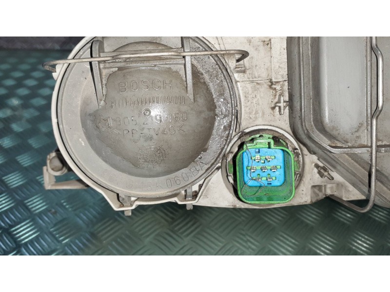 Recambio de faro izquierdo para ford fiesta berlina referencia OEM IAM 0301049201 1305219059 