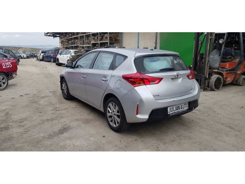 toyota auris del año 2014