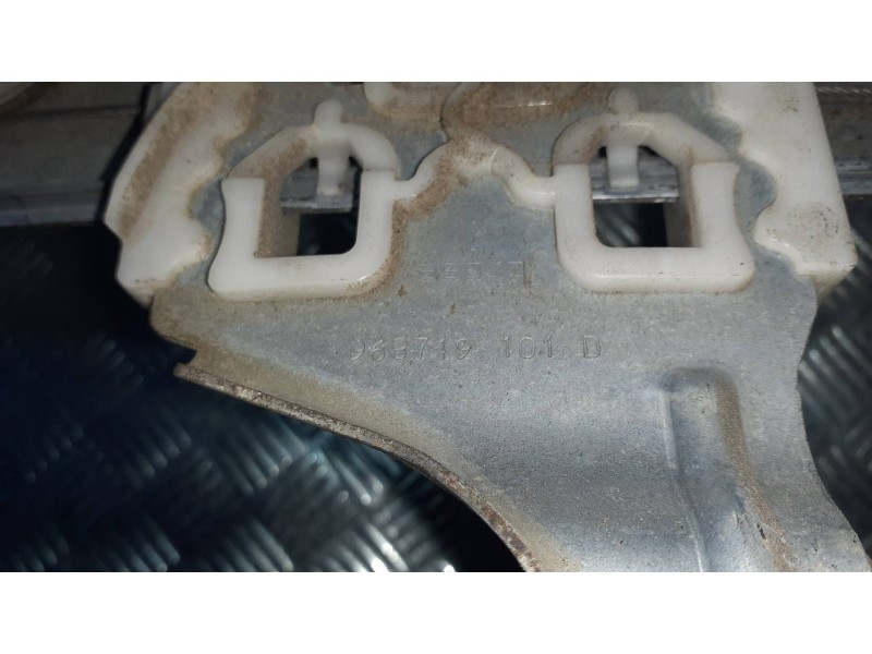 Recambio de elevalunas trasero derecho para renault megane iii berlina 5 p referencia OEM IAM 827200008R 920041100 SIN MOTOR