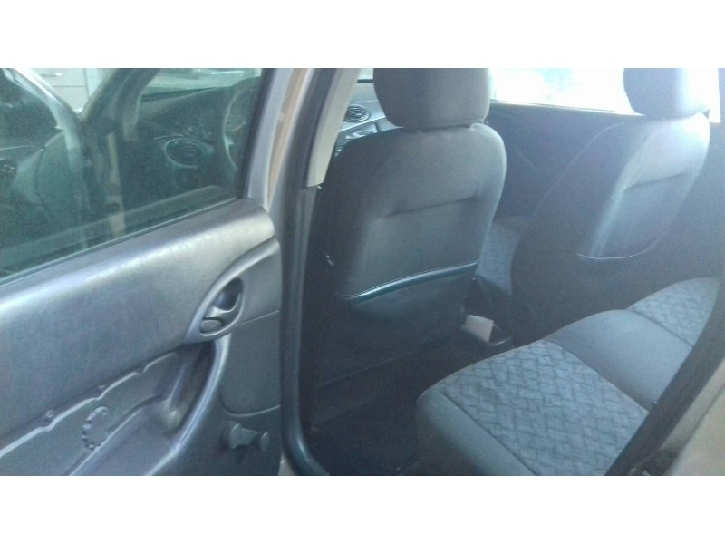 ford focus berlina (cak) del año 2000