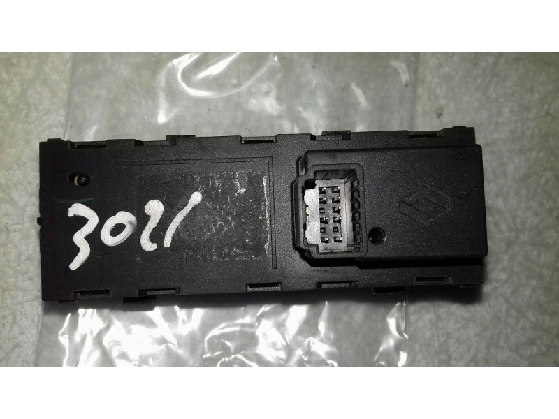 Recambio de mando multifuncion para renault captur xmod referencia OEM IAM   