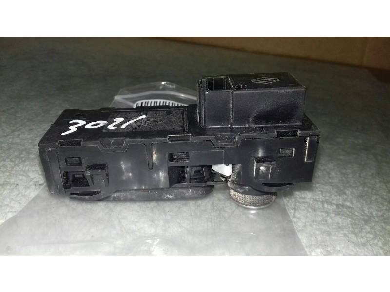 Recambio de mando multifuncion para renault captur xmod referencia OEM IAM   