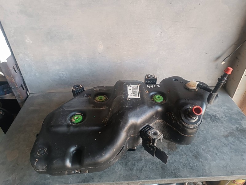 Recambio de deposito adblue para kia xceed referencia OEM IAM 31500J7900  