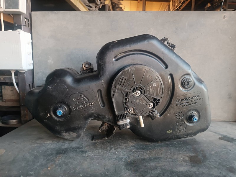 Recambio de deposito adblue para kia xceed referencia OEM IAM 31500J7900  