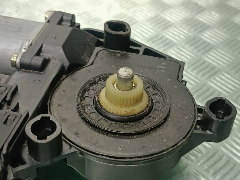 Recambio de motor elevalunas delantero izquierdo para volkswagen touareg (7la) referencia OEM IAM 0130821764 3D1959793B 7L095970