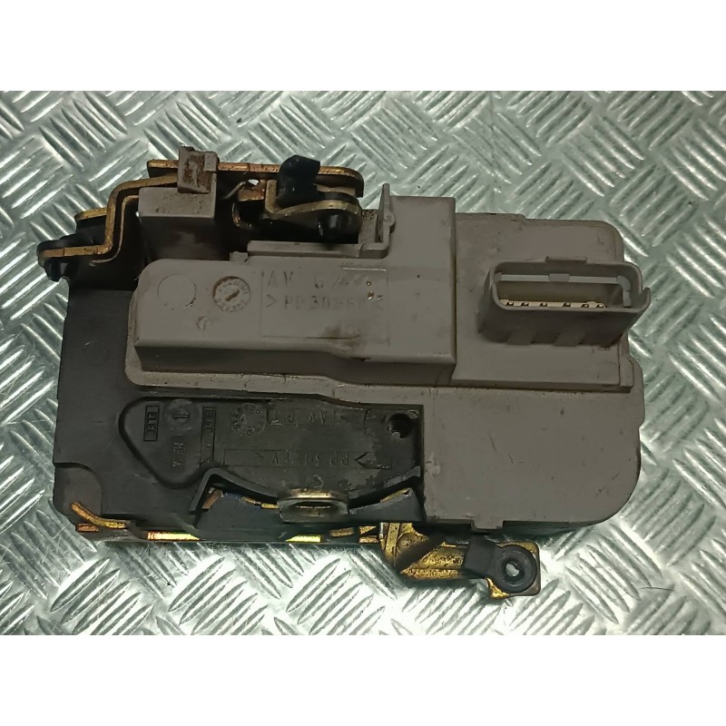 Recambio de cerradura puerta delantera izquierda para peugeot 206 berlina xs referencia OEM IAM  CONECTOR 6 PINES ELECTRICA