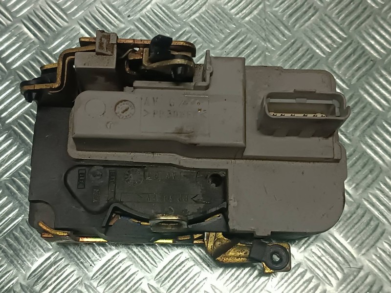 Recambio de cerradura puerta delantera izquierda para peugeot 206 berlina xs referencia OEM IAM  CONECTOR 6 PINES ELECTRICA