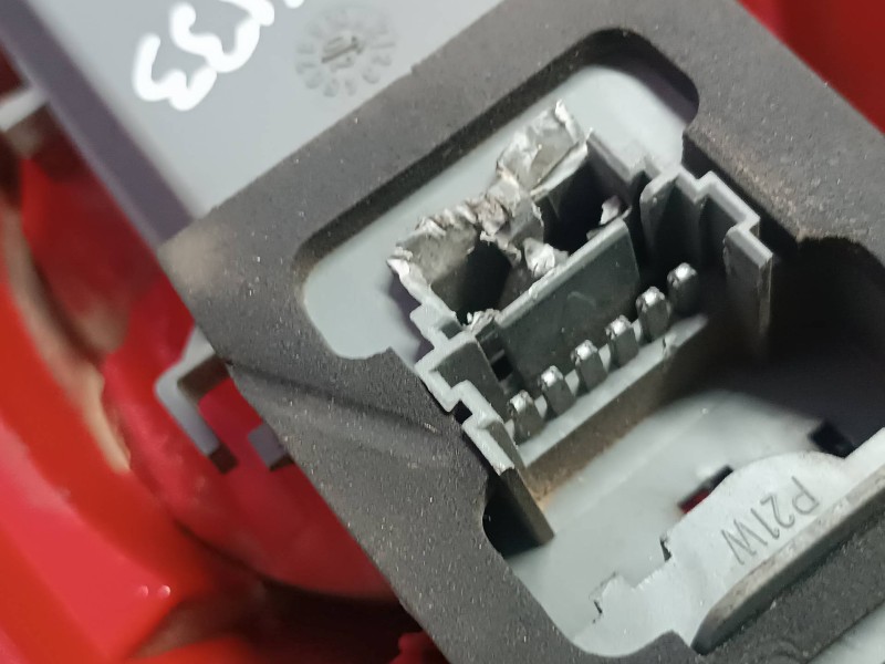 Recambio de piloto trasero izquierdo para renault clio ii fase ii (b/cb0) referencia OEM IAM 8200071413 89023922 VALEO