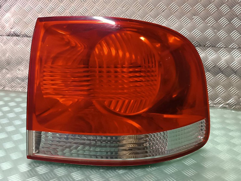 Recambio de piloto trasero derecho para volkswagen touareg (7la) referencia OEM IAM 28258002 2825002 