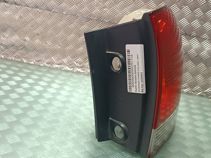 Recambio de piloto trasero derecho para volkswagen touareg (7la) referencia OEM IAM 28258002 2825002 