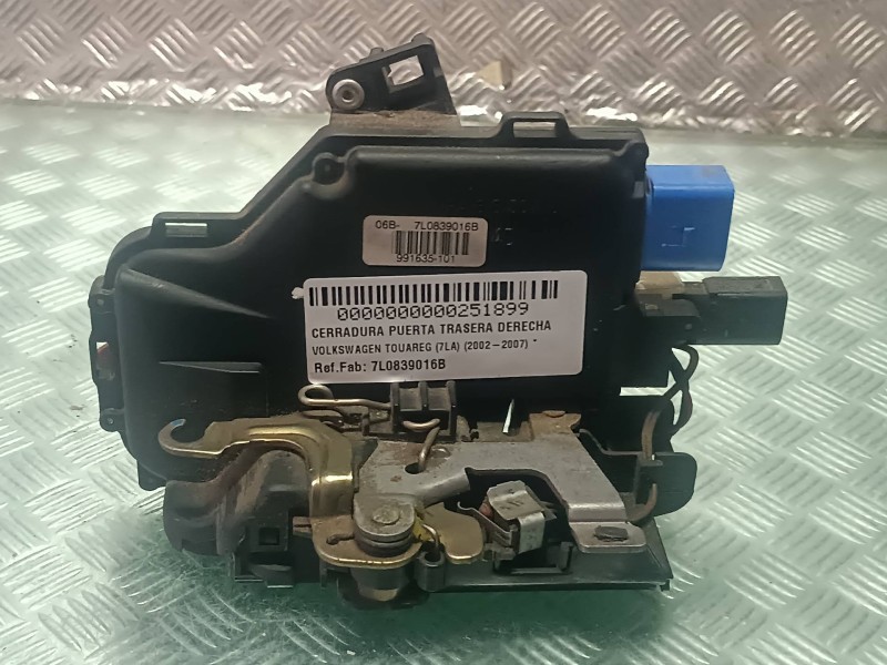Recambio de cerradura puerta trasera derecha para volkswagen touareg (7la) referencia OEM IAM 7L0839016B  7 PINES AZUL