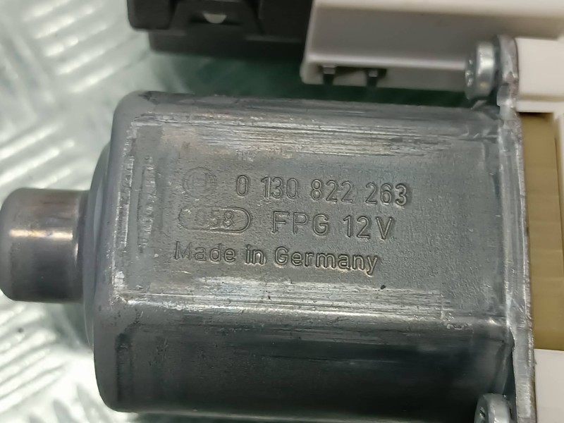 Recambio de motor elevalunas trasero derecho para audi a3 (8p) referencia OEM IAM 0130822263 8P4959802F 